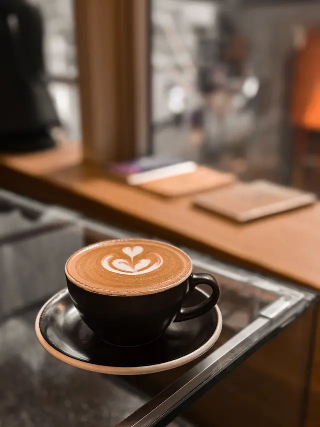 香味偏果仁。泡打得唔差,但冇咗 cappuccino 應有嘅「硬泡」質感,整體更似 latte。