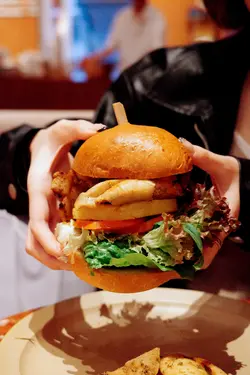 烤鸡菠萝汉堡柠檬醋酱及焗薯