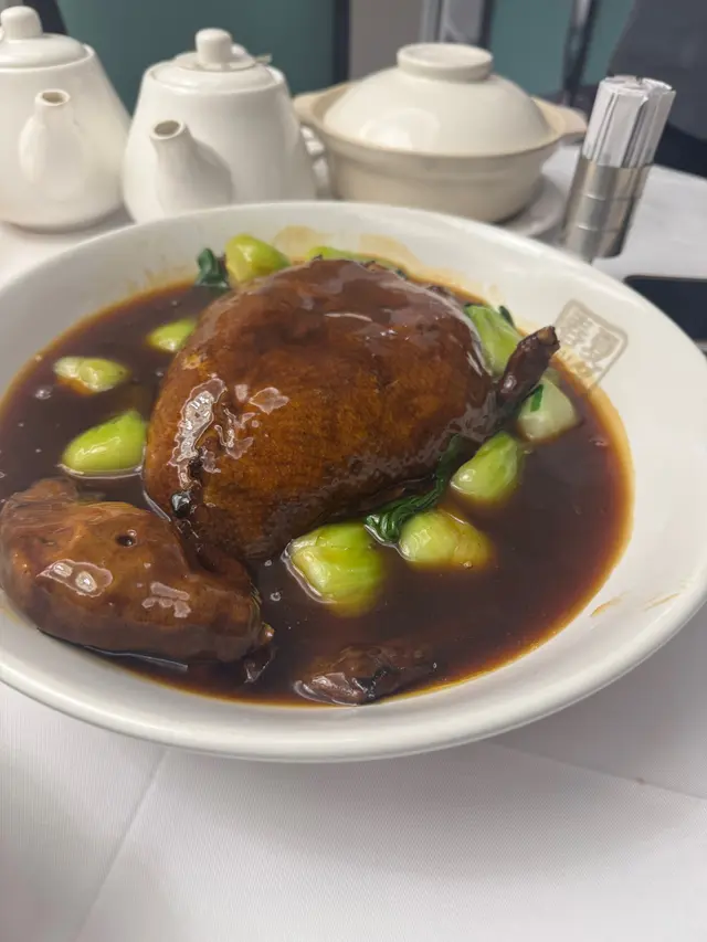 預訂八寶鴨、鴨不新鮮、急凍的、而且似係急凍了很耐肉質很鞋有一浸油益味、向店員反映希望可以改善，但係他們不認同而且態度非常差、其實客人反映都希望佢哋得以改善、亦都沒有惡意唔明白點解態度要咁差還和我們爭論 、其實簡單一句下次會叫廚房注意一下就可以啦 、本來係慶祝屋企人生日、掃興了 都很失望