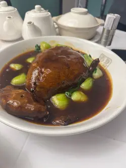 預訂八寶鴨、鴨不新鮮、急凍的、而且似係急凍了很耐肉質很鞋有一浸油益味、向店員反映希望可以改善,但係他們不認同而且態度非常差、其實客人反映都希望佢哋得以改善、亦都沒有惡意唔明白點解態度要咁差還和我們爭論 、其實簡單一句下次會叫廚房注意一下就可以啦 、本來係慶祝屋企人生日、掃興了 都很失望