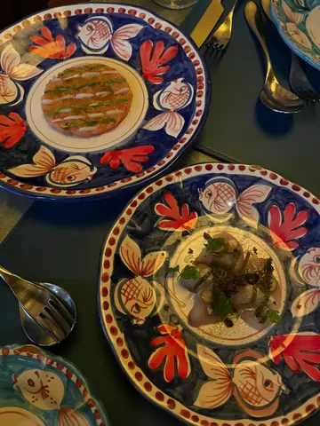 (上) TARTARE DI GAMBERI ROSSI & (下) HAMACHI