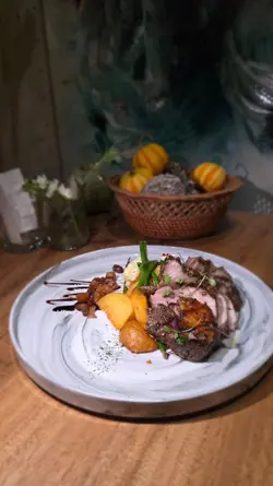 伊利比亞黑毛豬柳伴蘋果醬