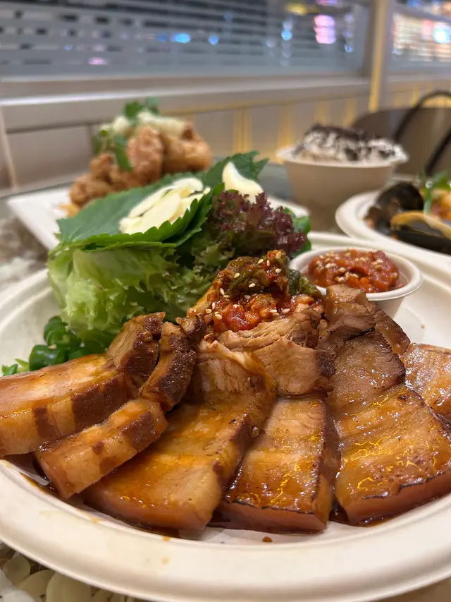 燒醬油黑毛豬白切肉配大醬生菜