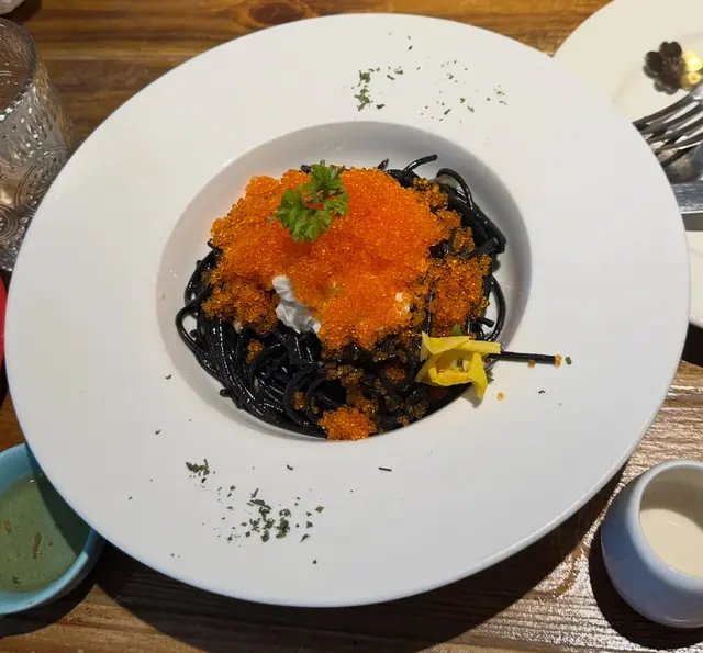 一上枱成碟烏卒卒!好大劈蟹籽好過癮!
撈勻之後每條意粉都掛滿濃濃嘅龍蝦湯,仲有爆多蟹肉同蟹籽,一啖放入口,個口感豐富到爆炸!墨魚汁意粉煮得啱啱好,煙韌有咬口,龍蝦湯嘅鮮甜同蟹肉嘅鮮味夾到不得了,仲要每啖都食到卜卜脆嘅蟹籽,成個海洋嘅精華好似喺個口裡面開party咁!
最正係個汁,creamy得嚟唔會膩,鮮味濃到黏嘴唇,真係忍唔住要舔碟!