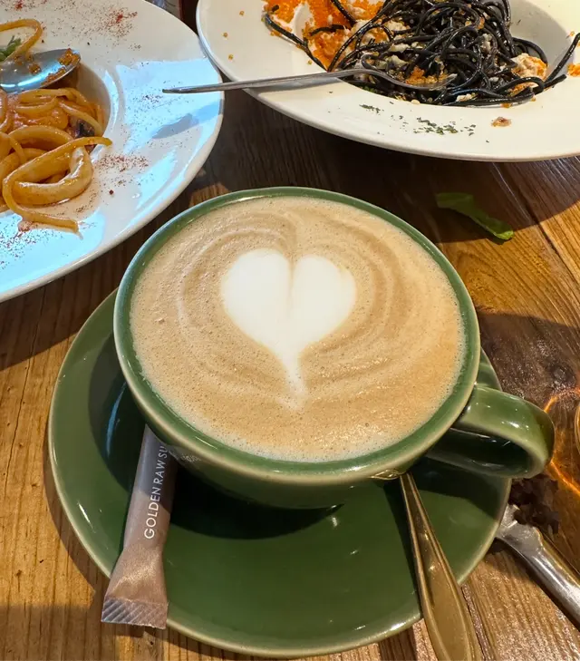 呢杯係心型Latte
飲第一啖,個奶泡綿滑,帶住濃濃嘅奶香。咖啡同牛奶嘅比例啱啱好,甘醇唔苦澀,飲落喉嚨好舒服。最正係個溫度掌握得夠準,由頭飲到尾都係暖笠笠,唔會話凍咗就變酸。