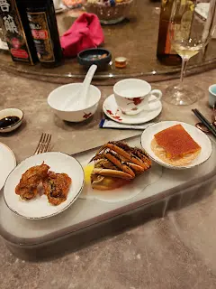 花雕熟醉大閘蟹(半隻)、脆藕香芒乳豬件、桂花鮮冬菇