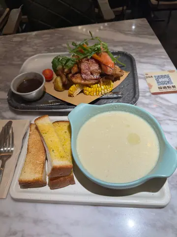 鸡扒猪扒烟肉脆皮芝士肠配薯菜伴黑椒汁