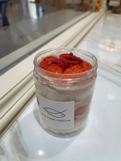 草莓蛋白轻奶油罐子蛋糕