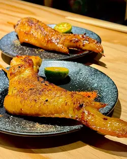 🐓燒日本阿波尾手羽先（$20） ✔️Juicy、彈牙
[推介程度] 🟡🟡🟡🟡🟡(5/5)
貴為德島名牌的阿波尾鶏雞味超絕濃郁兼帶甘香，肉質結實飽滿，皮厚具彈性。經燒製後，雞翼內外燻滿炭火焦香味，表皮酥脆零膩感，入口啖啖肉汁滲滿齒齦間！

🐓燒三黃雞手羽先（$20） ✔️爽口、嫰滑
[推介程度] 🟡🟡🟡🟡🟡(5/5)
本地三黃雞的雞味相對較清香、肉質軟嫰鬆化，皮較薄而脆。經燒製後，相比於阿波尾雞，入口後雞味確是沒縈繞那麼久，但風味絕不遜色，乃為鮮爽之選！
