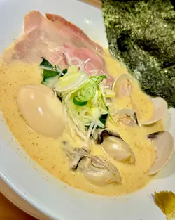 這款拉麵的雞白湯同是以三黃雞作基底,另添加櫻花蝦、鰹魚及蜆等等的海鮮共同熬製而成,骨膠原及蛋白質更豐富,呷後尾調還有陣陣豆乳幽香。建議先嚐一口海鮮雞白湯才按個人口味去添加柚子胡椒,因為非常值得單獨品嚐上湯!叉燒入口即化、軟嫰多汁,所以若你想能一次品嚐貴店的叉燒、海鮮等等,不妨一選!