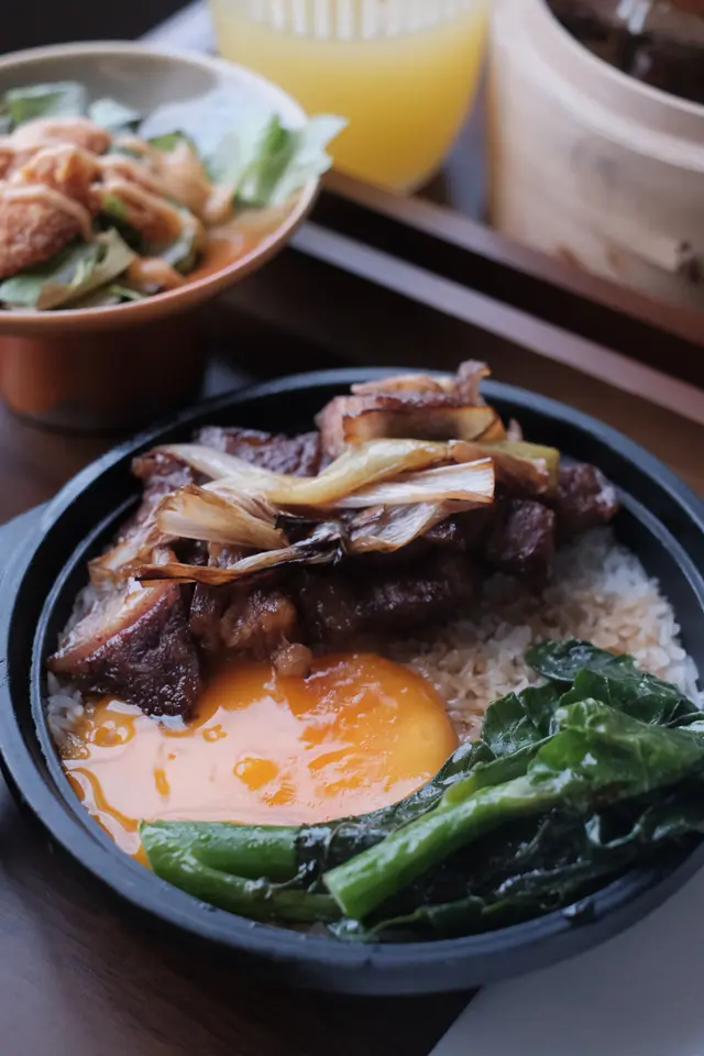 蔥爆牛小排蒟蒻飯配壽喜燒漬日本蛋黃及青菜