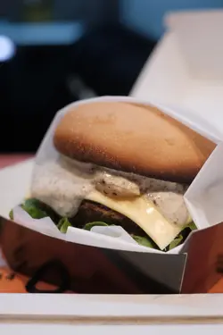 黑松露帶子牛肉漢堡包餐配黑松露醬