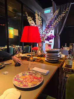 我真係好欣賞呢個地方點樣營造出一個溫馨舒適嘅氣氛，同時亦都提供咗充足嘅空間，令到每個人都坐得舒服同私密。