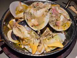 我本身好鍾意食蜆，呢度整得好好食！啲蜆熟成溫度啱啱好，鮮味十足。個醬汁應該係用咗蜆湯底，再加啲蒜蓉，味道夾到絕！