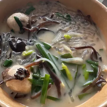 自選米線 (貢丸,韭菜,木耳絲:麻辣湯底,(10小辣)轉薯粉