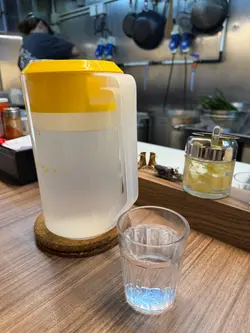 有冰水,可以自助斟水