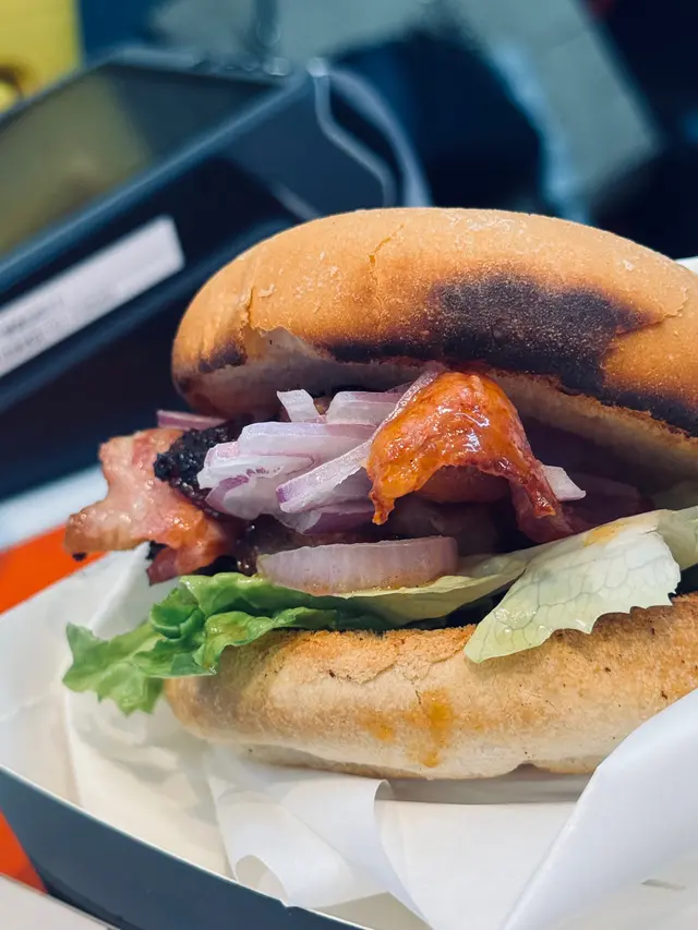 豬頸肉撈檬漢堡包餐 配泰式酸辣醬