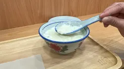 薑汁撞奶即叫即整，
薑汁和牛奶「撞」好後，要蓋上蓋靜置5分鐘才完成，最後可以擺到一隻匙羹喺面就係大成功！😂
「撞奶」滑嫩而不稀，入口即化，
薑的辛辣與牛奶的醇厚滑順結合，形成一種特別的香醇風味，
同時具有暖胃驅寒的功效，冬天❄️食就啱晒～😎