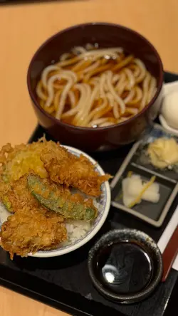 #迷你天丼 份量都唔少,#菇菌、#海老、#南瓜、#海苔、#溫泉蛋、#莢豌豆 ... 樣樣齊😉 另外我哋仲加咗$20加配 #牡蠣(#蠔),肥嘟嘟嘅蠔肉鋪上薄薄炸漿,零舍香口🤤 而套餐仲包咗一碗 #讚岐湯烏冬,烏冬口感煙靭,我哋喺湯底加入 #草花 同 #木魚花,令味道更加鮮味🤤