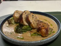 脆皮三黄鸡卷配芝麻人参汁