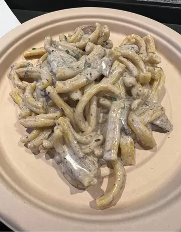 意大利麻花卷面配黑松露蘑菇酱