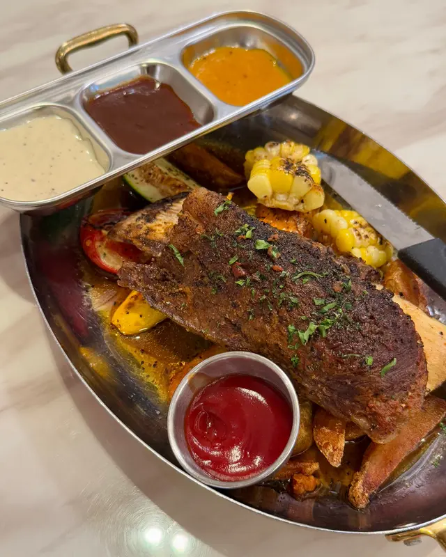 慢煮美式煙燻帶骨牛肩胛10oz 配薯角 • 蔬菜