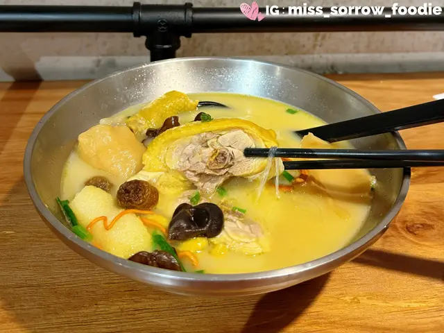 姬松茸竹笙花膠雞米線