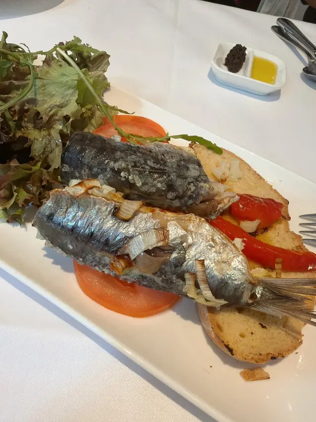 鹽焗沙甸魚 伴粟米包 甜椒蕃茄火箭菜沙律