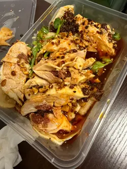 第一次帮衬，赶时间买咗个80几蚊𠮶口水鸡饭外卖，外卖盒同袋仲要逐个加钱，收多3蚊。打开啲鸡全部碎湿湿，底下用鸡颈，鸡脚，鸡样同唔知系咪鸡冠嘅嘢垫住，劲似用唔晒嘅鸡部位放分去，劲呕心。食得嘅都系连住啲骨斩碎晒，味道一般，唔会再帮衬。