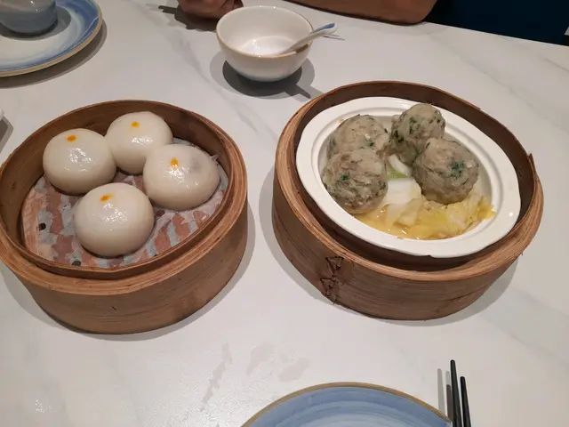 左: 眉豆鹹茶粿,右:時菜鯪魚球