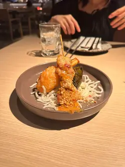 黄金蔗虾、班兰叶包鸡及泰式猪肉沙嗲串