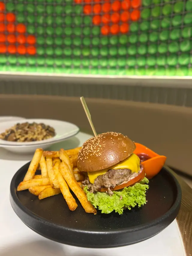 手打牛肉漢堡配薯條