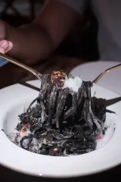 墨魚汁鮮魷魚扁意粉