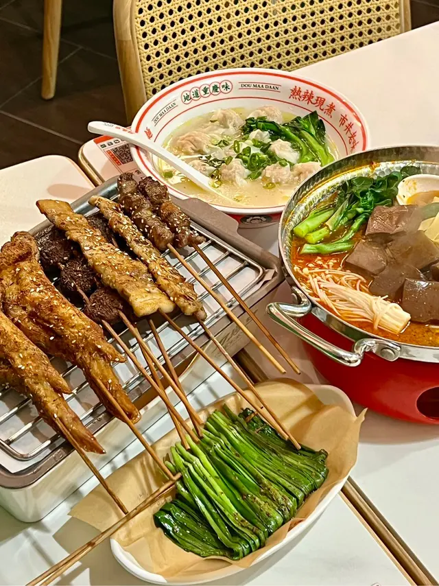 炮台山的这家📍刀马旦吃过很多次了
只要想念冒菜的时候就一定会去吃一下
很喜欢鸭血、午餐肉和各种素菜的组合
红汤锅底麻香醇厚 辣度也可选(微辣到特辣都有)裹满红油的食材入口超入味
这次还点了他们家烧烤 也让我很惊喜
烤五花肉和羊肉串都焦香流油 但不会腻
烤鸡全翅外酥里嫩 炭火香气满满!
我特别表扬烤香菇 他们家的香菇烤的特别绵软 吸满秘制酱汁
吃完辣辣的 最后点了一份手工冰粉结尾 整体也没让我失望 冰粉Q弹滑嫩 裹着红糖水、山楂碎、花生碎等清甜解腻 一口下去降温又解辣~