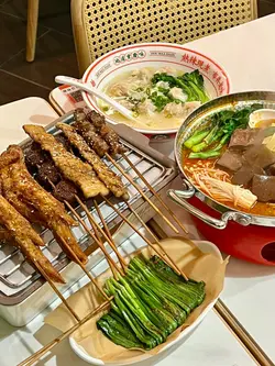 炮台山的这家📍刀马旦吃过很多次了
只要想念冒菜的时候就一定会去吃一下
很喜欢鸭血、午餐肉和各种素菜的组合
红汤锅底麻香醇厚 辣度也可选(微辣到特辣都有)裹满红油的食材入口超入味
这次还点了他们家烧烤 也让我很惊喜
烤五花肉和羊肉串都焦香流油 但不会腻
烤鸡全翅外酥里嫩 炭火香气满满!
我特别表扬烤香菇 他们家的香菇烤的特别绵软 吸满秘制酱汁
吃完辣辣的 最后点了一份手工冰粉结尾 整体也没让我失望 冰粉Q弹滑嫩 裹着红糖水、山楂碎、花生碎等清甜解腻 一口下去降温又解辣~