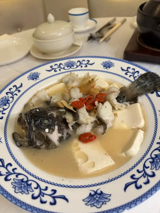 最近轉季容易攰又怕冷,飲完成個人暖笠笠💪,底用甘肅當歸、黨參、黃芪熬製,魚肉好滑,暖身滋補,真係有種「補返氣」嘅感覺!