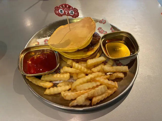 沙嗲牛肉拼厚切午餐肉熱香餅漢堡配薯條