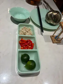 4个椰子1锅汤, 不加1滴水
鸡只是用上海南文昌鸡
椰子鸡汤味道清甜,易入口,配合上海南文昌鸡简直一流😛其他丸类食品或蔬菜都好适合这个汤底👍🏼👍🏼👍🏼
腊肠煲仔饭香脆可口,钟意食饭焦嘅朋友可以试吓,新鲜滚热辣拍得住大排档和酒楼
#香港美食#FoodieLife#火锅#粤菜