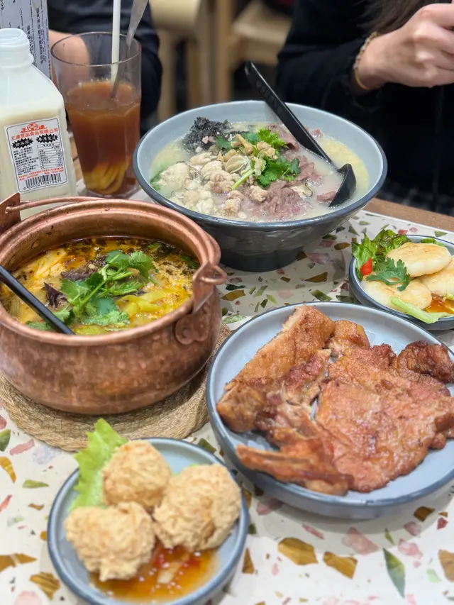 招牌豬扒酸酸辣辣銅鍋米線