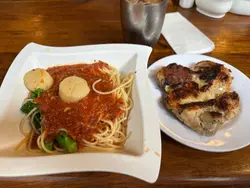 香煎加拿大带子拼A级鸡扒 配西西里汁意粉