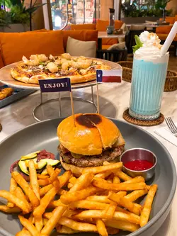 特級鴨肝芝士牛肉漢堡 配薯條