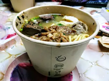 特價38元車仔麵(油麵)(清湯)墨魚丸1粒 蘿蔔2件 牛丸1粒 豬紅3件 沙嗲牛肉3塊