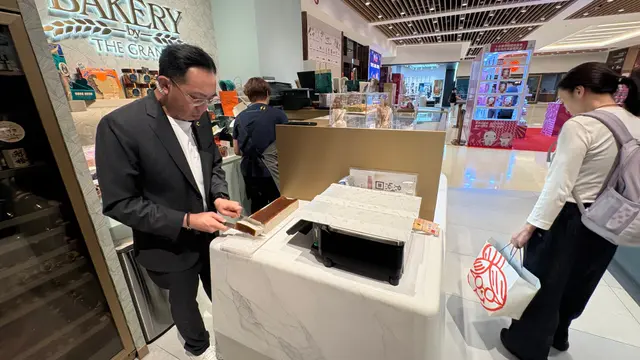 經理切蛋糕時非常專業