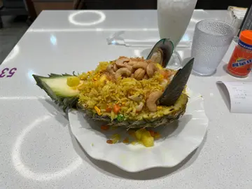 泰式原隻鮮菠蘿海鮮炒飯