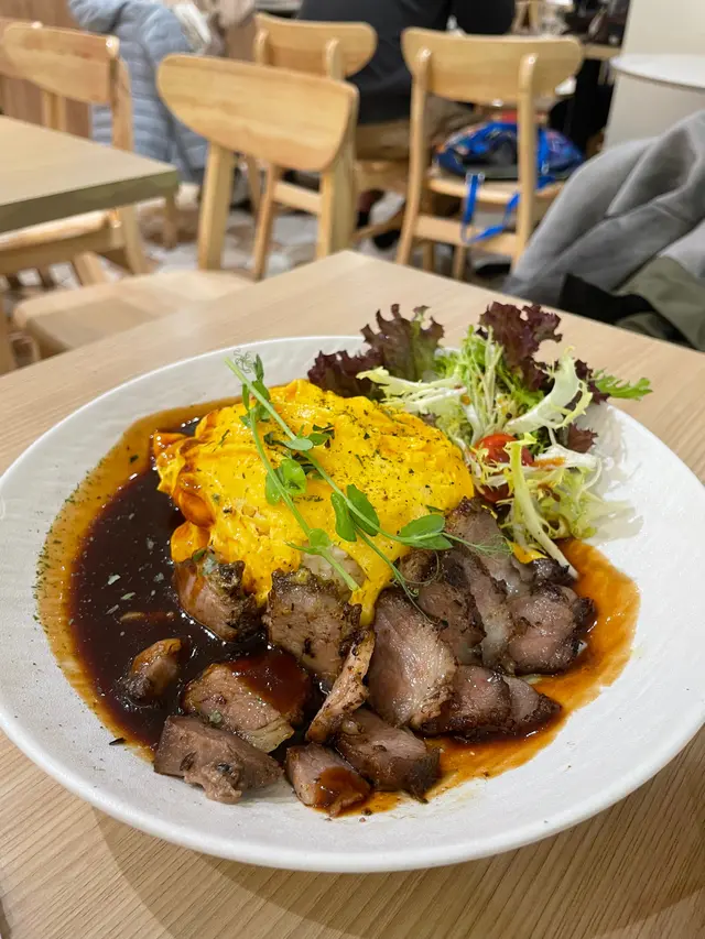 自家製蜜燒黑毛豬滑蛋飯