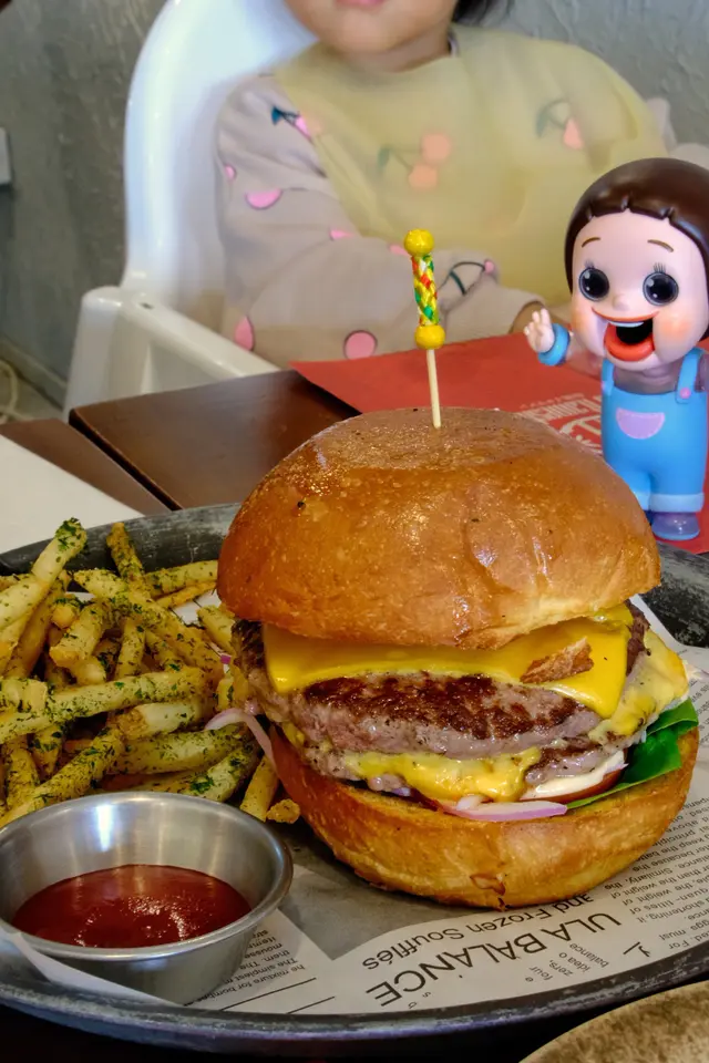 和牛漢堡配紫菜薯條