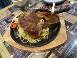 铁板烤牛柳配红酒烧汁
整体OK 不过不失 份量足够 绝对够饱