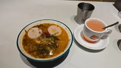 食评：酸菜扎肉米粉
🍜 整体感受  
这碗酸菜扎肉米粉让人失望。第一口下去就觉得咸味过重。  
🥩 肉质  
扎肉偏硬，没有嚼劲的层次感，吃起来似干柴。  
🍜 米粉  
米粉因为汤底过咸，整体显得油腻而不清爽。  
🌶️ 调味  
咸度失衡，酸菜的特色完全被压制，吃到后面只剩下咸味。  
👎 服务态度  
除了食物不佳，服务也令人失望。店员态度冷淡，缺乏基本的礼貌与耐心，让用餐体验更加扣分。  
✨ 总结  
这道酸菜扎肉米粉咸味过重是最大败笔，再加上服务态度差，令人不愿再光顾