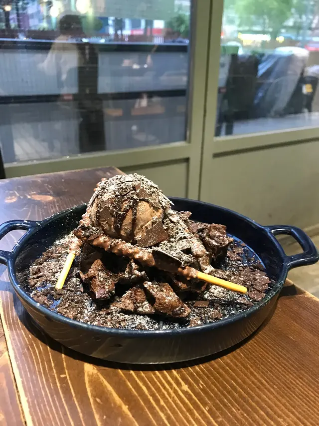 叄重朱古力麻糬窩夫配朱古力雪糕