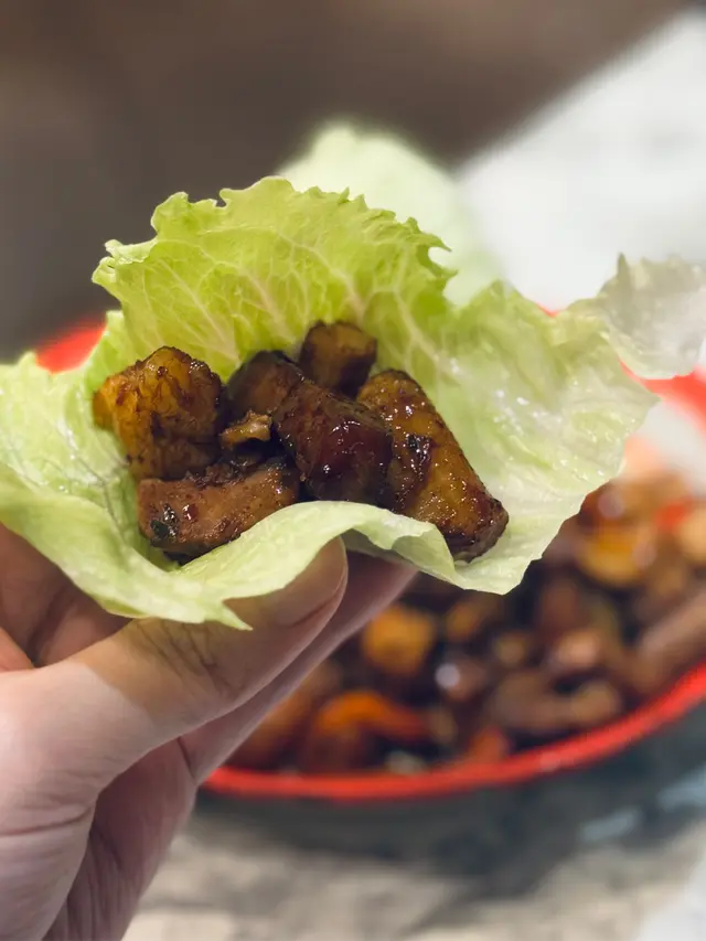 路邊炭火蒜炒豬腩生菜包